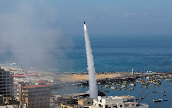 Militantes palestinos disparan cohetes contra Israel, en la ciudad de Gaza, el 7 de octubre de 2023. Foto: REUTERS/Mohammed Salem.