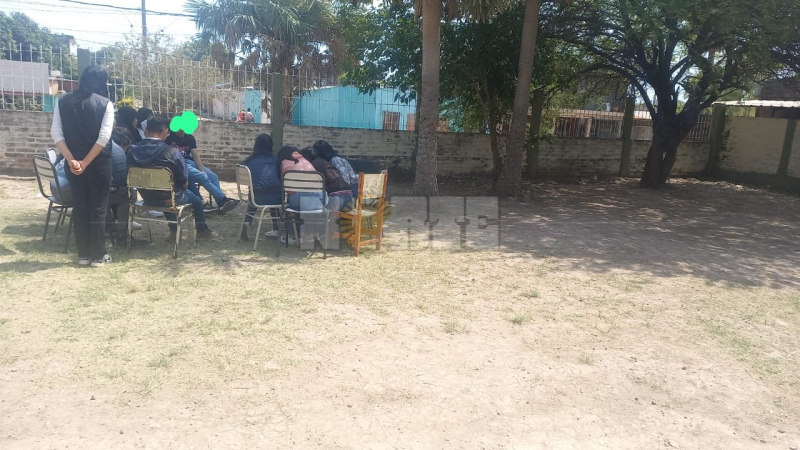 Alumnos en Barranqueras obligados a tener clases bajo los árboles