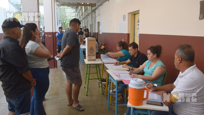 El intenso calor, protagonista de la jornada electoral en el interior