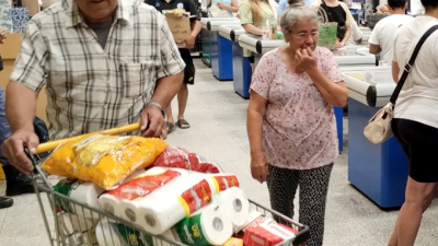 Ante posibles aumentos y falta de stock, supermercados y mayoristas abarrotados de gente