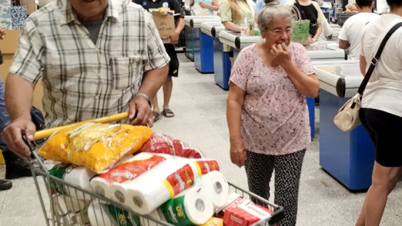 Ante posibles aumentos y falta de stock, supermercados y mayoristas abarrotados de gente