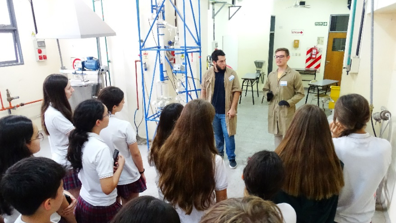 Estudian ingeniería química y alientan a que más adolescentes también la elijan