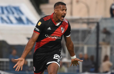 River lo dio vuelta en el "Bosque" para seguir en lo más alto