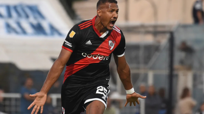 River lo dio vuelta en el "Bosque" para seguir en lo más alto