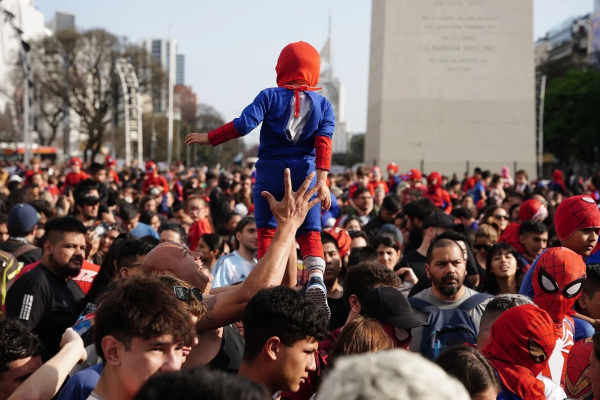 Otro niño presente entre la multitud con su traje de Spiderman.