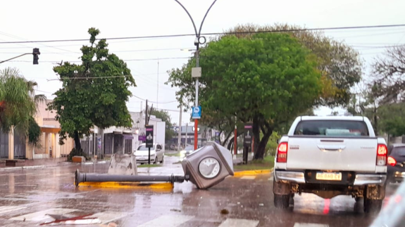 Se derrumbó uno de los relojes históricos de la ciudad por el temporal