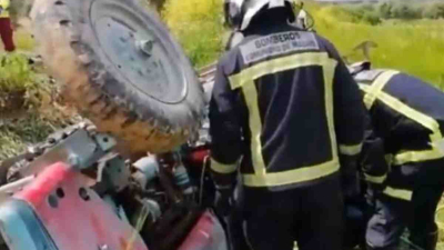 Rescatan a tractorista atrapado debajo de la máquina