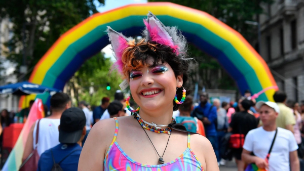 Una chica posa frente a la cámara vestida con los colores característicos de la comunidad.