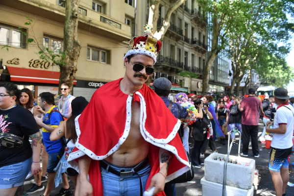 Durante la caravana también pudo verse a un "Freddie Mercury", referente del colectivo, con una capa y corona como lució en un recital.