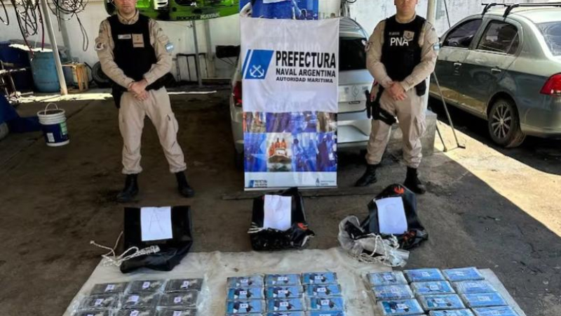 Incautaron más de 100 kilos de cocaína flotando en el río Paraná