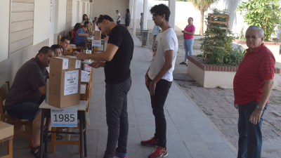 Con normalidad y solamente algunas autoridades de mesa ausentes, se vota en La Termal