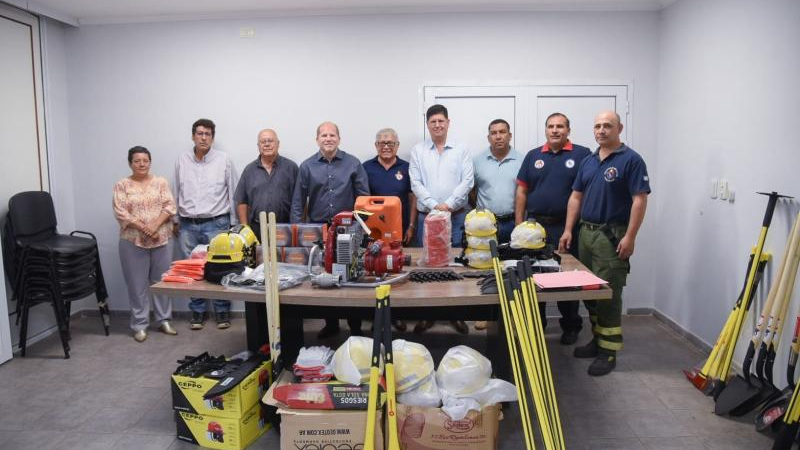 El ministerio de gobierno entregó equipos a las brigadas forestales