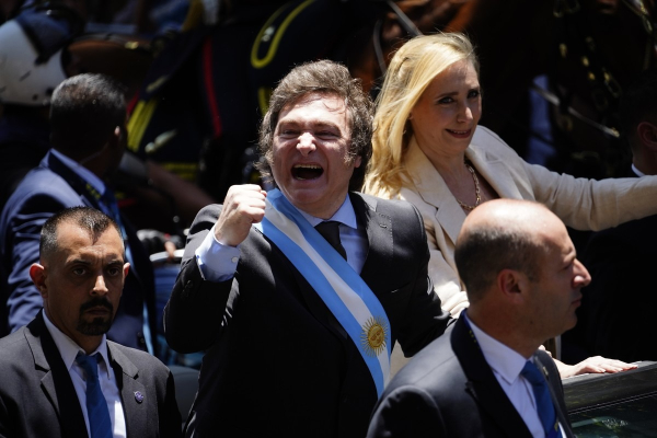 El nuevo presidente de Argentina, Javier Milei, saluda a sus partidarios después de prestar juramento. Foto: Emmanuel Fernández.