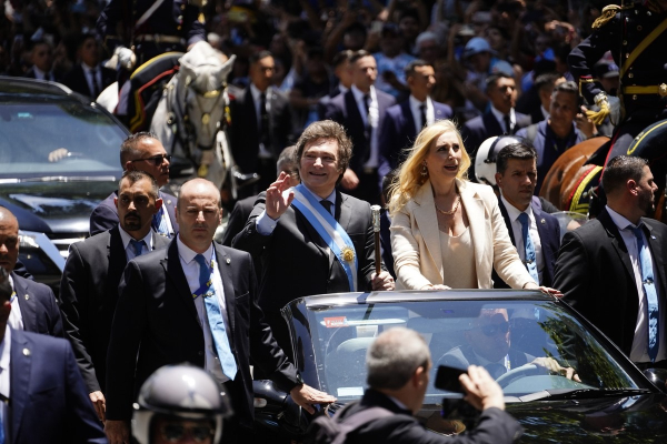El recién juramentado presidente de Argentina, Javier Milei, saluda a sus seguidores desde un automóvil que se dirige a la Casa Rosada. Foto: Emmanuel Fernández.