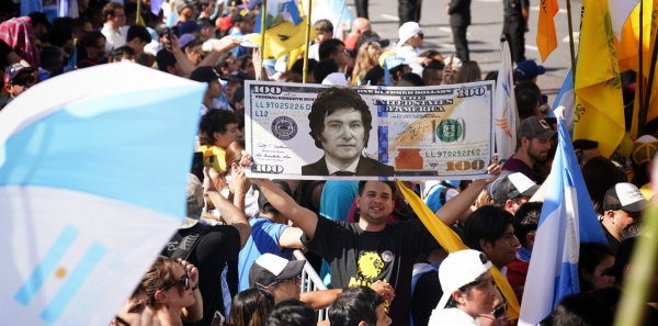 La gente espera cerca del Congreso la asunción del presidente electo Javier Milei. Foto: Juano Tesone.