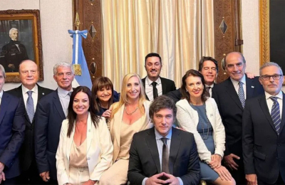 Sin periodistas en la jura de ministros y abre una grieta con los medios