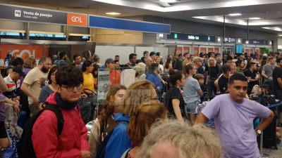 Vuelos cancelados y demorados en Ezeiza y Aeroparque, donde hubo destrozos por el temporal de viento
