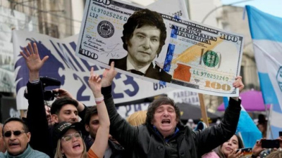 Chau dólar blue: Javier Milei dijo que no es ilegal comprar en "cuevas"