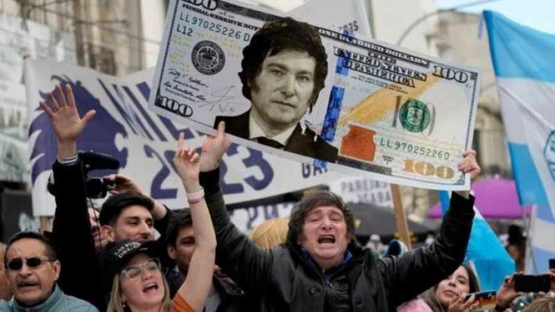 Chau dólar blue: Javier Milei dijo que no es ilegal comprar en "cuevas"