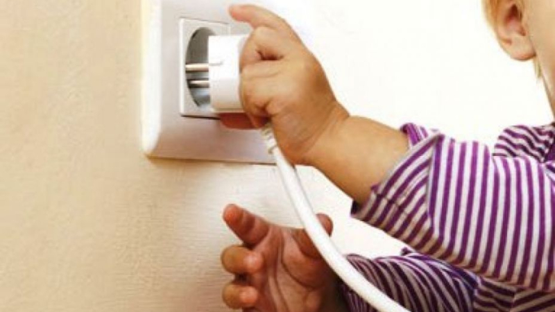 Electrocutados en la previa de Navidad: un joven murió y un bebé está en graves estado de salud
