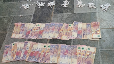 Atraparon a dos jóvenes con más de 500 dosis de cocaína y dinero en efectivo