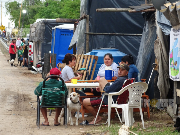 Familias inundadas en la zona del Club Náutico de Barranqueras. una vecina cocina para los evacuados. 09-11-23. Fabián Maldonado/NORTE
