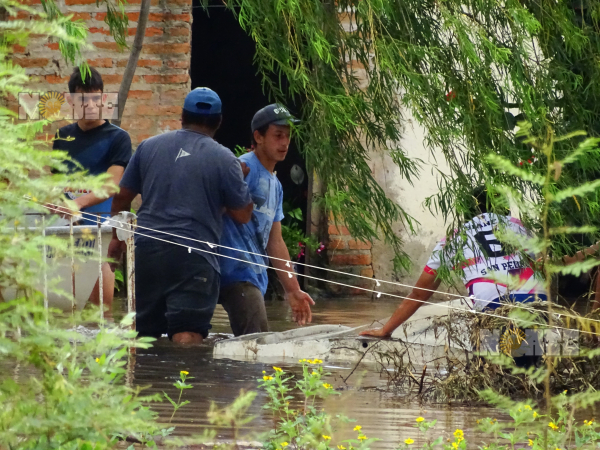 Familias evacuadas por la creciente del río en el barrio San Pedro Pescador. 17-12-23. Fabián Maldonado/NORTE.