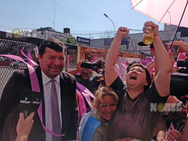 Gloria Romero -la madre de Cecilia- celebró en la calle la decisión del tribunal que confirmó la prisión preventiva de los Sena. Junto a ella, Juan Arregin, uno de sus abogados. 04-08-23. Fabián Maldonado/NORTE