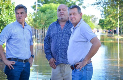 El gobernador acompañó a familias afectadas por las inundaciones