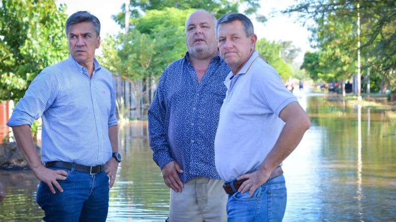 El gobernador acompañó a familias afectadas por las inundaciones