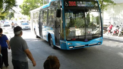 Representantes del Gobierno, empresarios y usuarios debaten el nuevo cuadro tarifario del transporte público