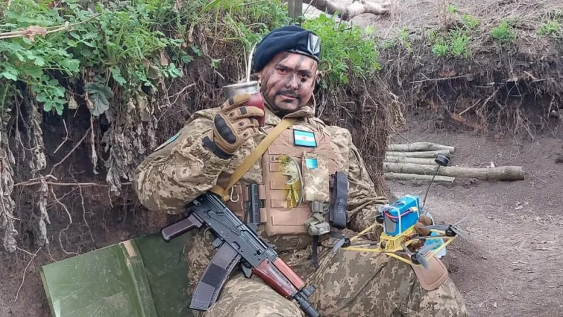 Combate en Ucrania a base de mate, chamamé y drones