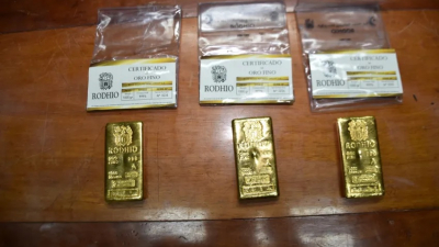 Dos hombres intentaban huir con lingotes de oro