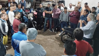 Choferes de colectivos urbanos continúan trabajando a pesar del atraso de sueldos