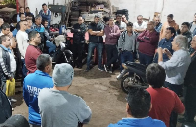 Choferes de colectivos urbanos continúan trabajando a pesar del atraso de sueldos