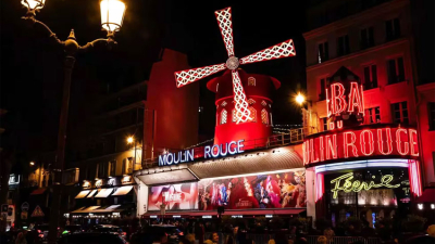 Se cayeron las aspas del histórico Moulin Rouge