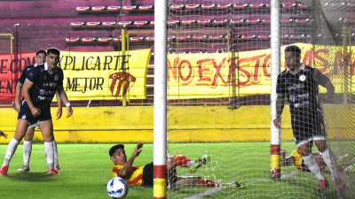 Sarmiento al menos rescató un empate en el final ante el puntero