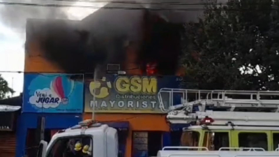 Incendio en un pelotero a metros de una estación de servicios en pleno macrocentro capitalino