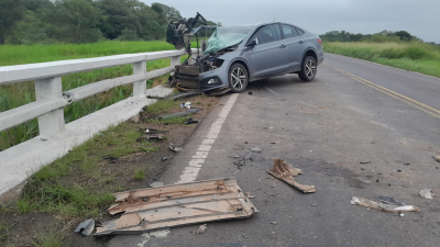 Chocaron contra la estructura de un puente y quedaron atrapadas en el auto: las rescataron los bomberos