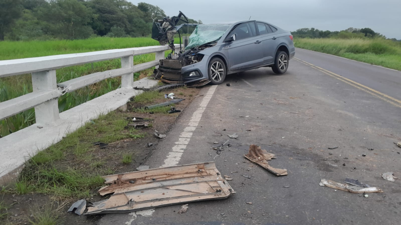 Chocaron contra la estructura de un puente y quedaron atrapadas en el auto: las rescataron los bomberos