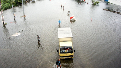 Inundaciones en Indonesia causaron 43 muertos y 15 desaparecidos