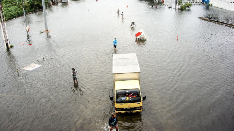 Inundaciones en Indonesia causaron 43 muertos y 15 desaparecidos