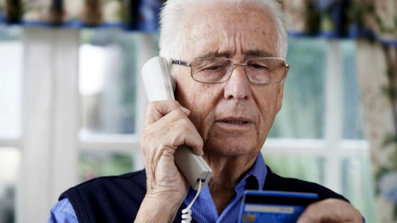 Capacitarán a adultos mayores para prevenir estafas virtuales relacionadas al consumo