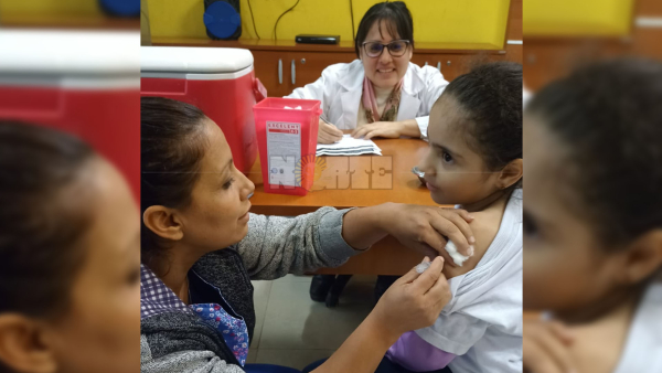 Los pequeños, hijos de trabajadores, también recibieron sus dosis de vacuna antigripal.
