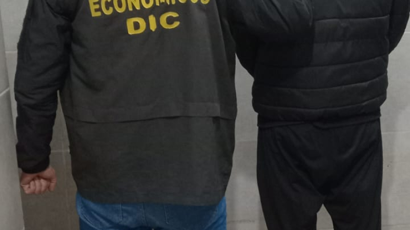Vendió un celular por 300 dólares que resultaron falsos