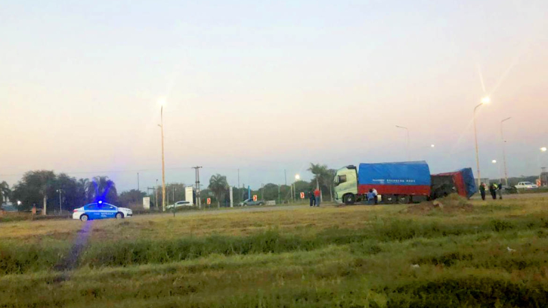El siniestro vial diario: dos camiones involucrados y múltiples complicaciones en el tránsito vehicular