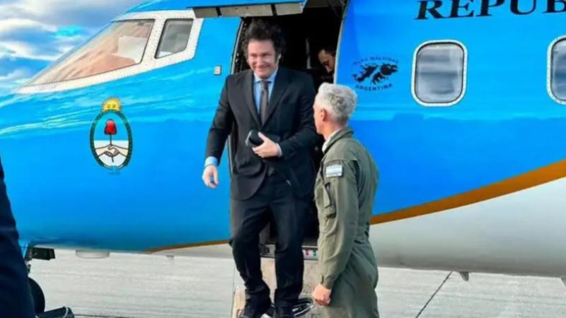 Javier Milei emprende nueva gira en medio de tensiones internas