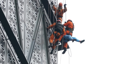 Puerto Madero: un influencer trepó un edificio de 30 pisos y fue atrapado poco antes de llegar a la cima