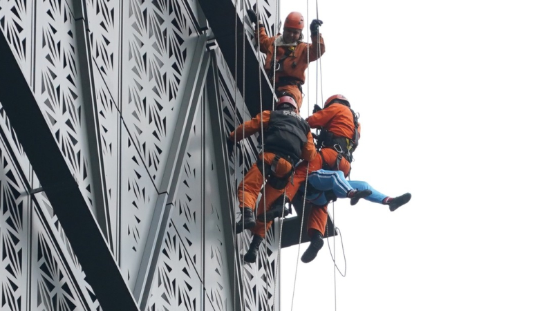 Puerto Madero: un influencer trepó un edificio de 30 pisos y fue atrapado poco antes de llegar a la cima