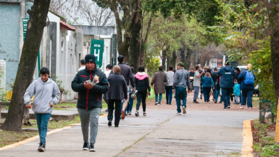 Numerosas familias concurrieron al Cementerio municipal para dejar su ofrenda por el Día del Padre